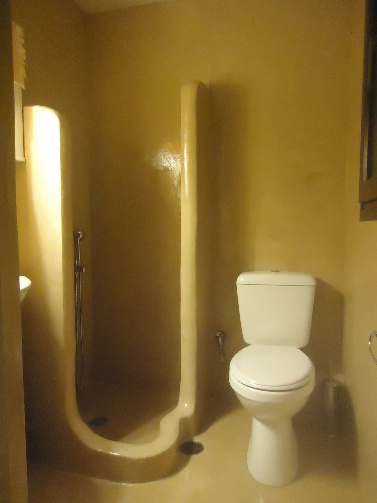 Πατητή τσιμεντοκονία σε μπάνιο και χτιστή ντουζιέρα